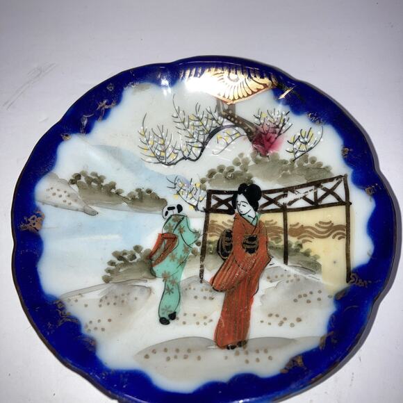 Vintage Kutani Ware saucer. Chinese. oriental design scallop edge - Picture 1 of 4